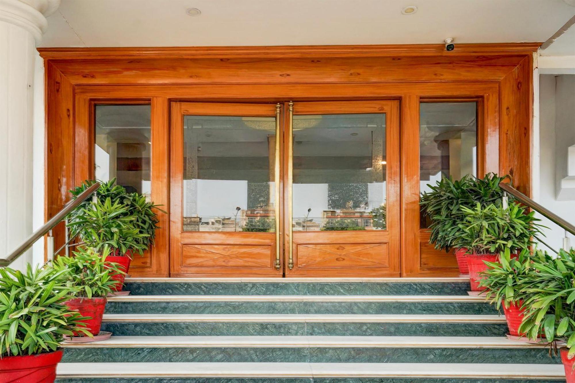 Super Townhouse Subhash Nagar Formerly Royal Palazzo Hotel